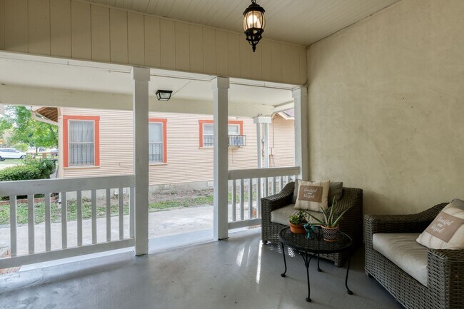 Building Photo - 1932 W Huisache Ave
