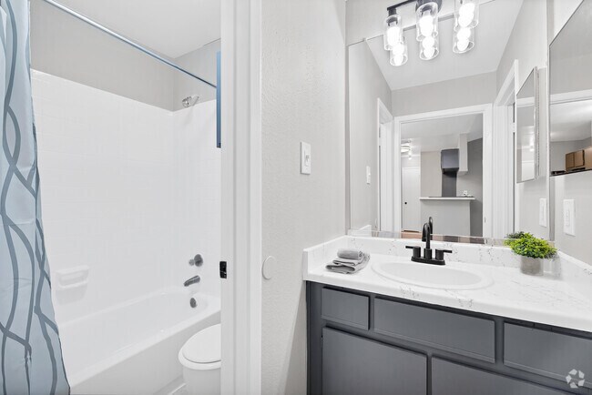 2BR, 2BA - 950SF - Bathroom - Miramar
