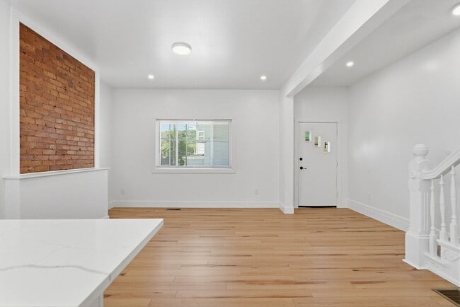 Building Photo - 218 11th St