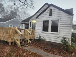 Building Photo - Spacious 3 bedroom 1 bath home with garage...