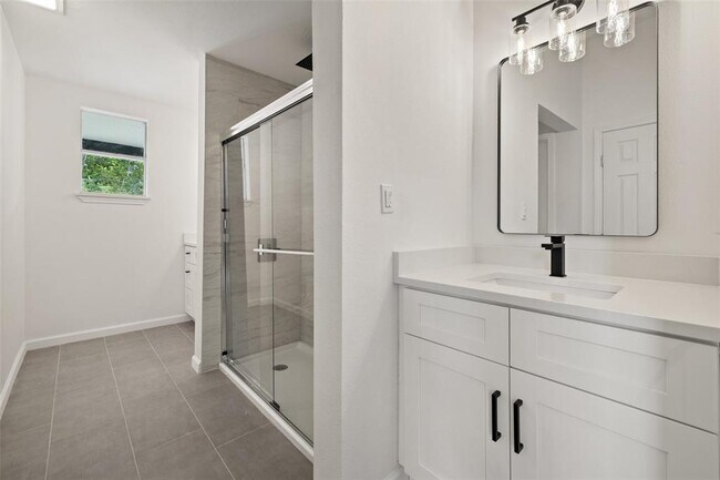 Building Photo - 707 W 7th St