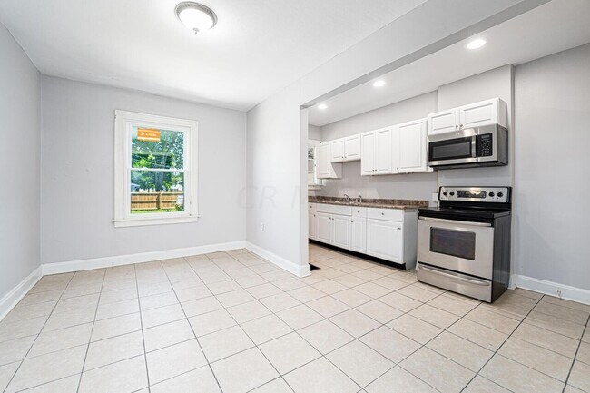 Building Photo - 1662 E Sycamore