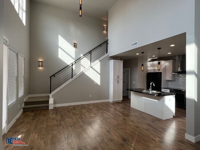 Building Photo - Desert Color Home