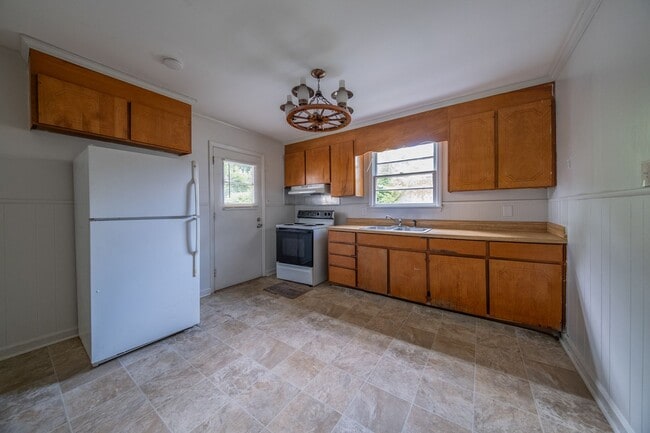 Building Photo - 3-bedroom, 1-bath home with a fenced-in yard, located on Guerrant Street in Greensboro