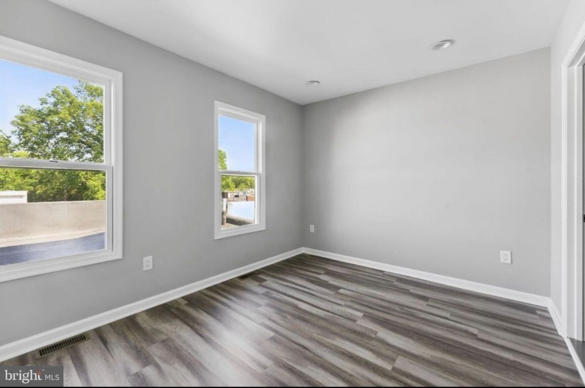 Building Photo - 624 20th St NE