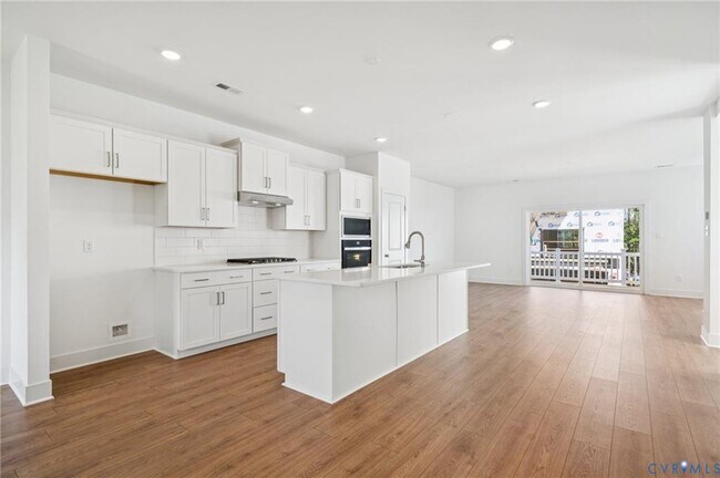 Building Photo - 15369 Sunray Aly