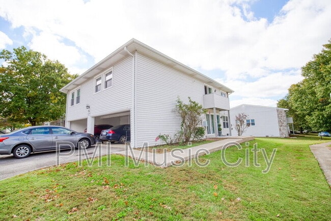 Building Photo - 810 Bellevue Rd