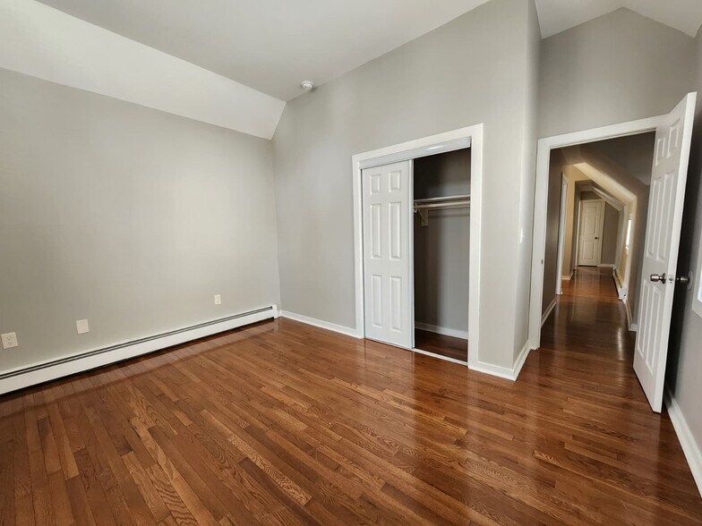 Building Photo - 425 Huntington St