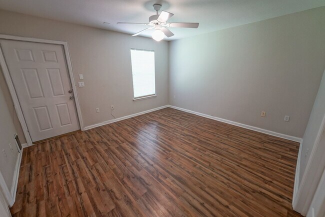 Building Photo - UPDATED 2 Bed / 2 Bath with LOFT in Summer...