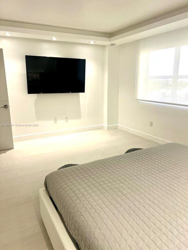 Building Photo - 10185 Collins Ave