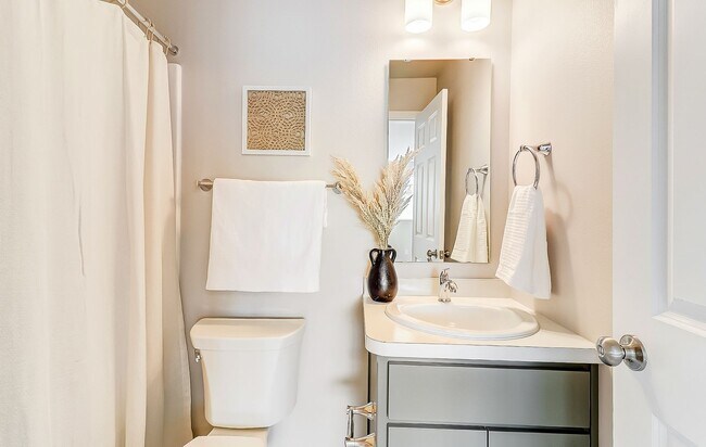 Building Photo - 3 Bed 2 Bath Single Family Home