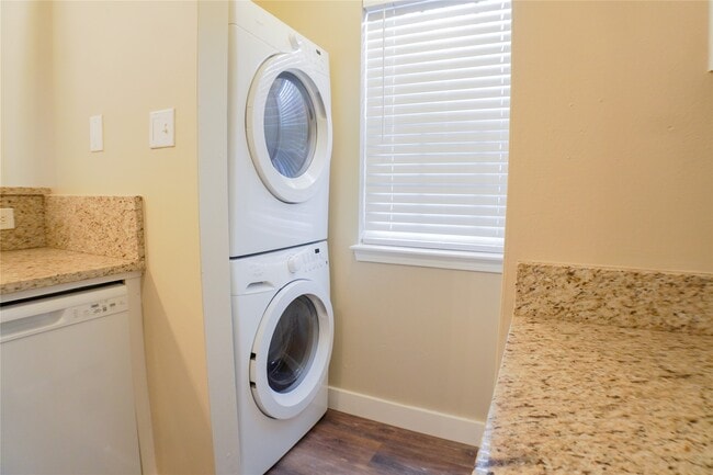 Building Photo - 2401 Sycamore Ave