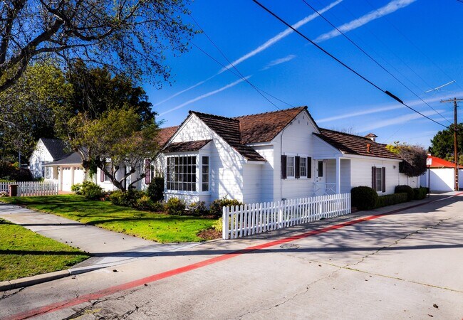 Building Photo - Beautiful 4 bedroom, 3 bath house. Available end of March. Long Term Unfurnished Rental!