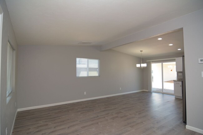 Building Photo - Remodeled 2 Bedroom 1 Bath House! Close to...