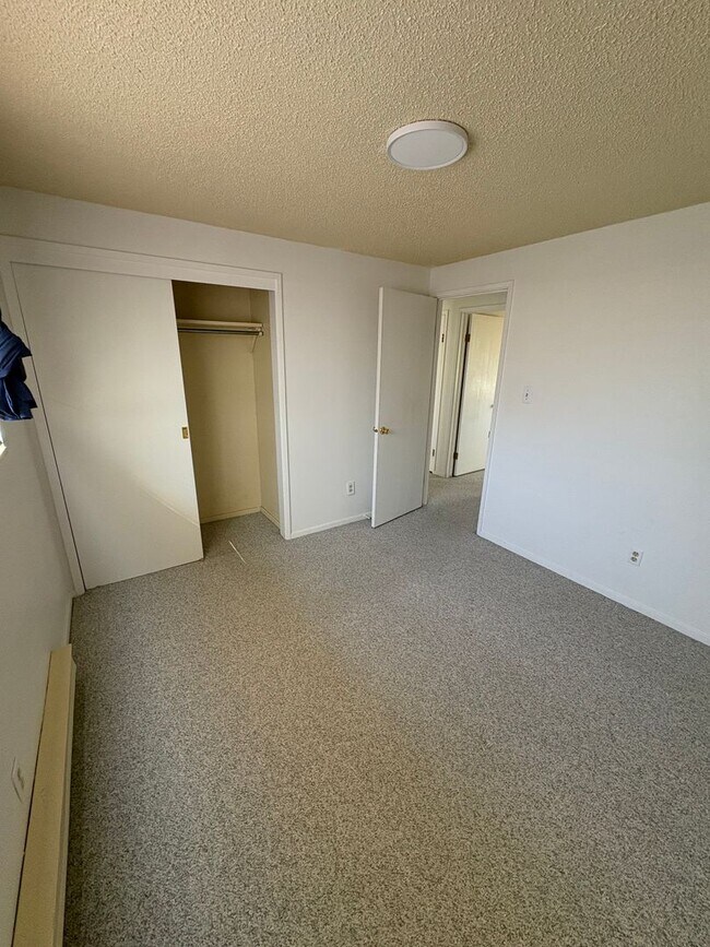 Building Photo - 4 bedroom 2 bath home prime location