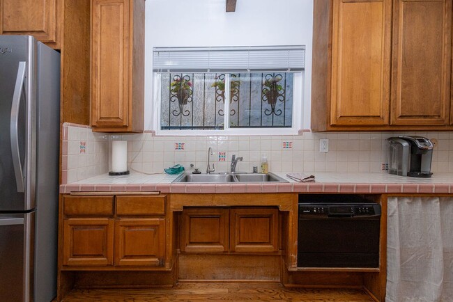 Building Photo - Fully furnished charming Spanish style hom...