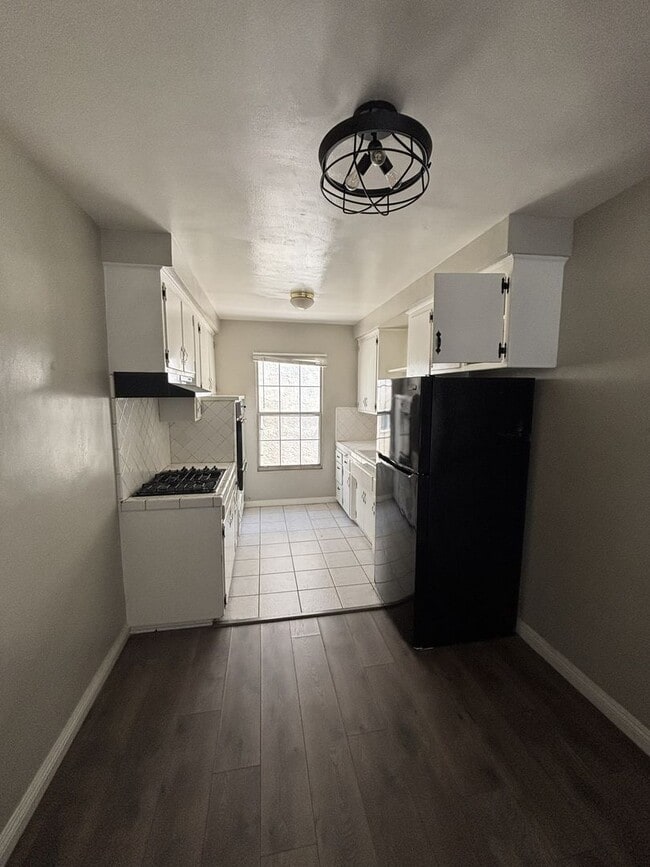 Building Photo - MOVE IN READY Studio unit