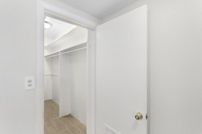 Building Photo - Renovated OVERSIZED 2 Bed/2 Bath at 140 Da...