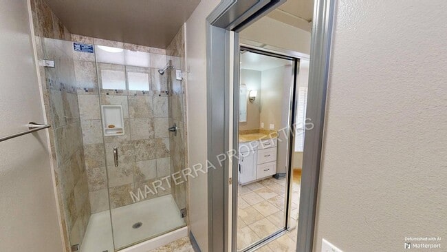 Building Photo - 2-bedroom Townhome in Irvine!