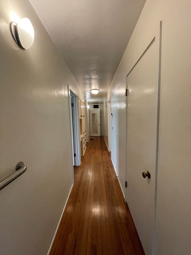 Building Photo - 1911 H St