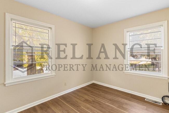 Building Photo - 1701 N Floberta Rd