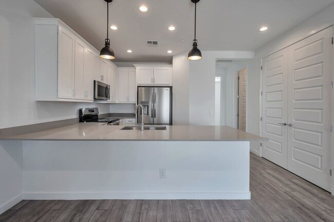 Building Photo - Brand New Luxurious Townhome in Warner Meadow