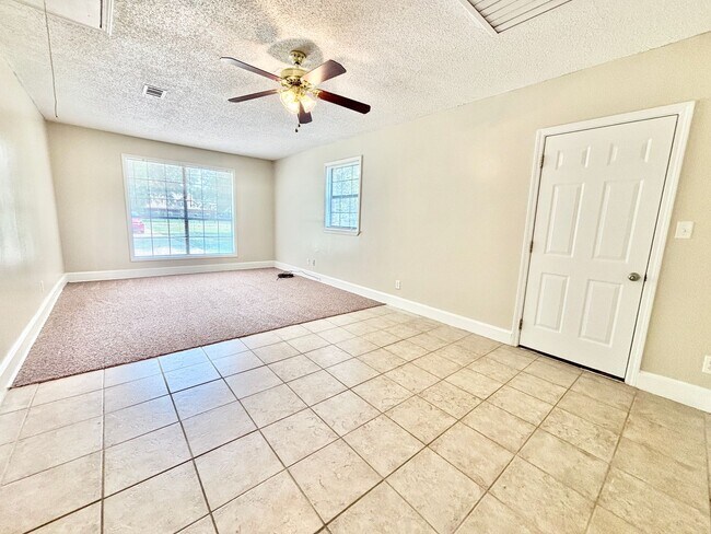 Building Photo - Spacious 3-Bedroom Home