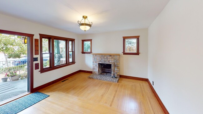 Primary Photo - Stunning 1927 Prairie-Craftsman Home with ...