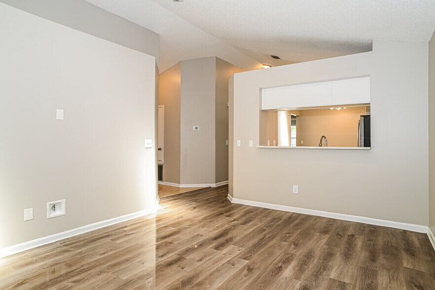 Building Photo - 8790 Townsquare Dr S