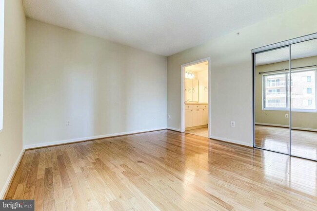 Building Photo - 3101 N Hampton Dr