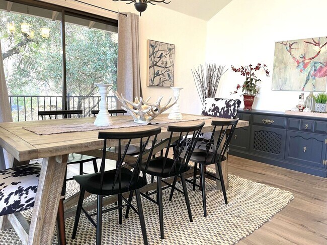 Building Photo - 3 bedroom, 3 bath unfurnished or furnished...