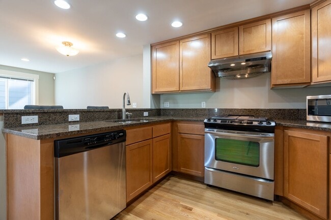 Building Photo - 2bd/2.5ba Seattle Townhome