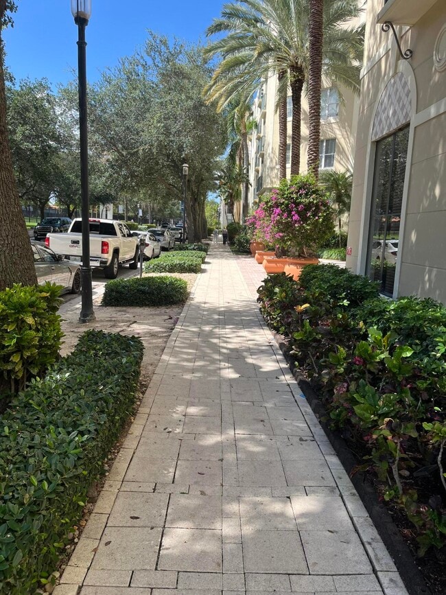 Building Photo - 630 S Sapodilla Ave