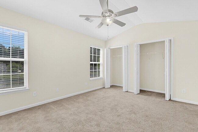 Building Photo - Easy, Modern Comfort in a Prime Charleston Location!