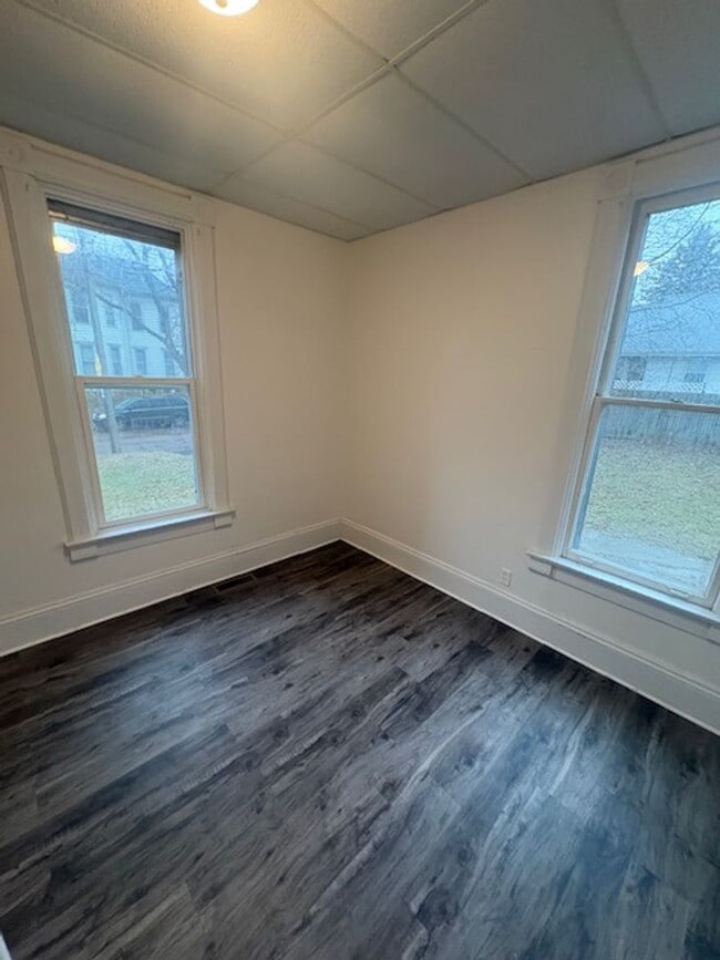 Building Photo - 723 W Armstrong Ave