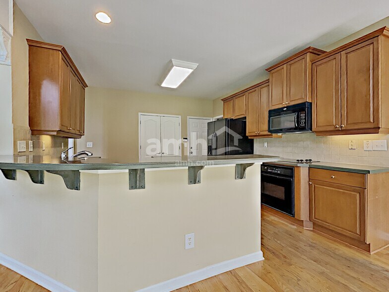 Building Photo - 1758 Crossvale Dr