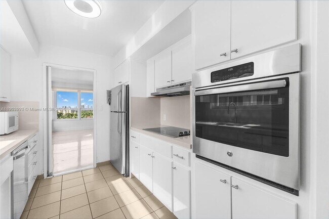 Building Photo - 4925 Collins Ave