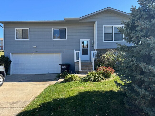 Building Photo - Bright and spacious split-entry home with a finished lower level, large yard, and plenty of updates!