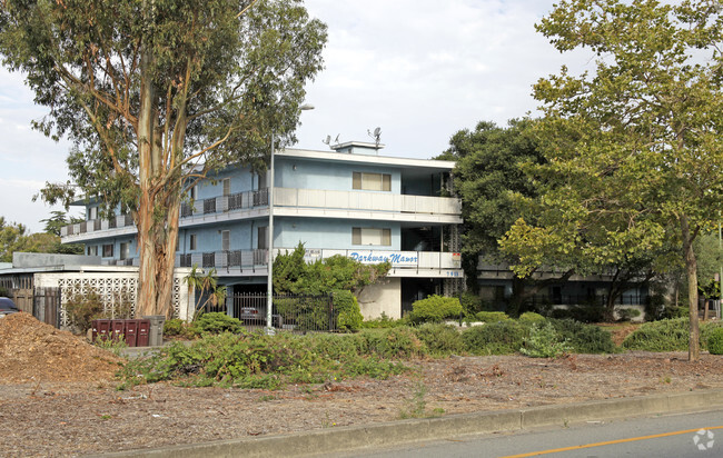 Primary Photo - Parkway Manor Apartments