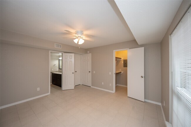 Building Photo - 1880 White Oak Dr