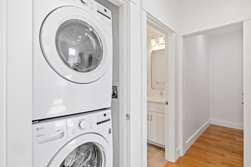 Building Photo - 384 Columbia St