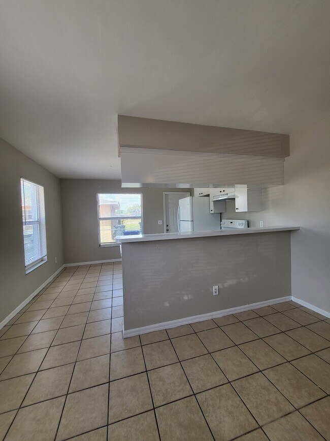 Building Photo - 2145 Pauldo St