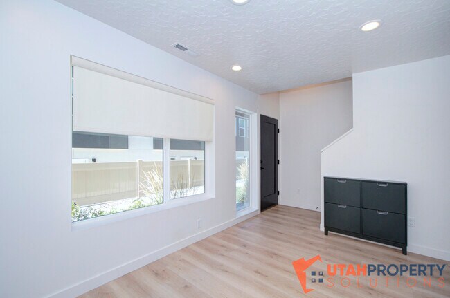 Building Photo - 351 W 800 N