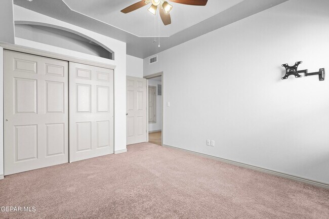 Building Photo - 5729 Valley Oak Dr