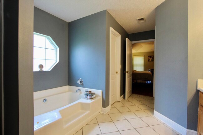 Building Photo - 624 Territory Ln