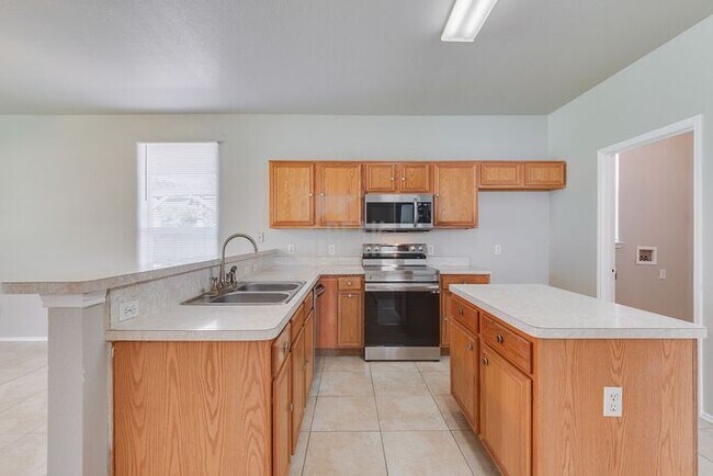 Building Photo - 4 Bedroom/2 Bathroom HOME FOR LEASE! Just ...