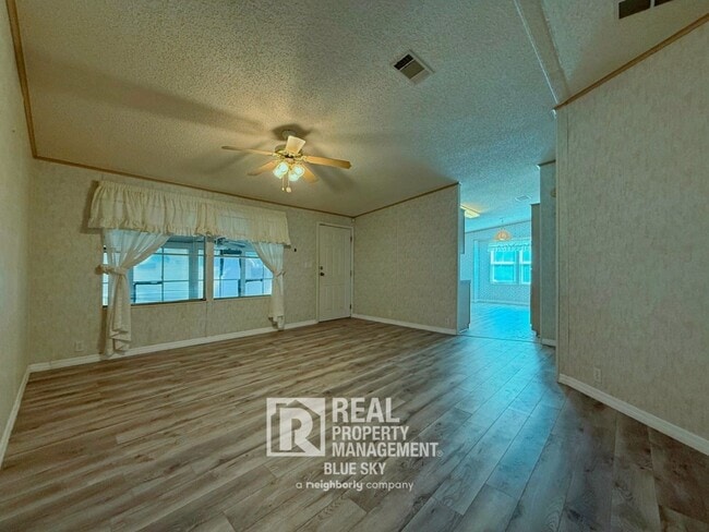 Building Photo - 5641 Columbia Dr