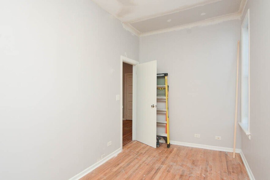 Building Photo - 2216 W Belmont Ave