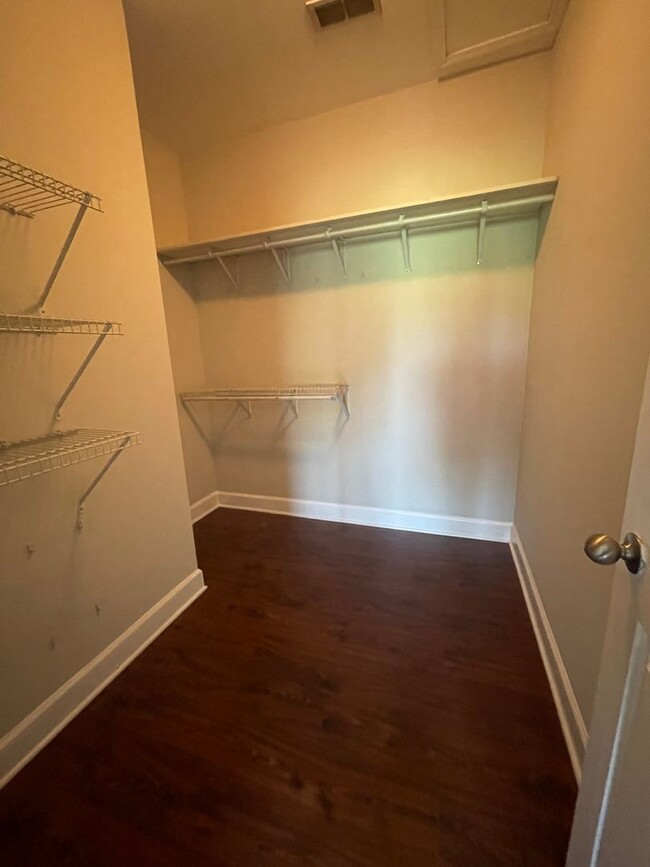 Building Photo - Move In Ready! Great 2 Bedroom 1 Bath Condo