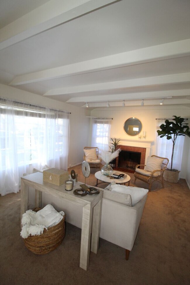 Building Photo - Charming Midtown Ventura Home- 3 Bedroom + 1.75 Bath